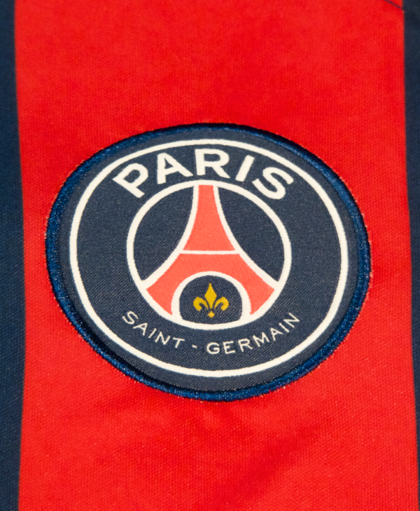 Imagen de un detalle del escudo del Paris Saint-Germain en la camiseta para la temporada 2023-2024.