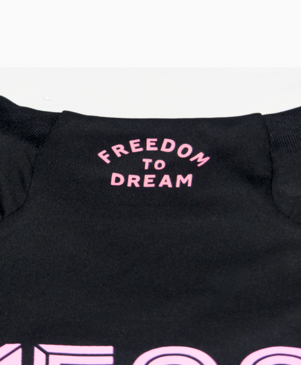 Imagen del detalle de la frase "Freedom to Dream" en la camiseta de visita del Inter de Miami para la temporada 2023-2024.