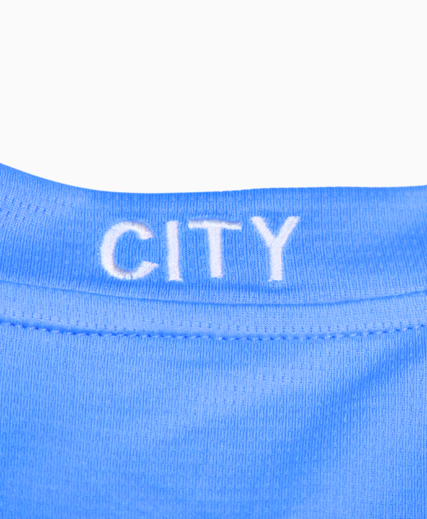 Imagen del diseño del cuello de la camiseta local del Manchester City para la temporada 2023-2024.