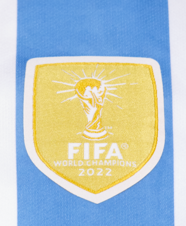 Imagen de un zoom en el escudo de FIFA World Champions 2022 en la camiseta local de la selección argentina para la temporada 2023-2024.