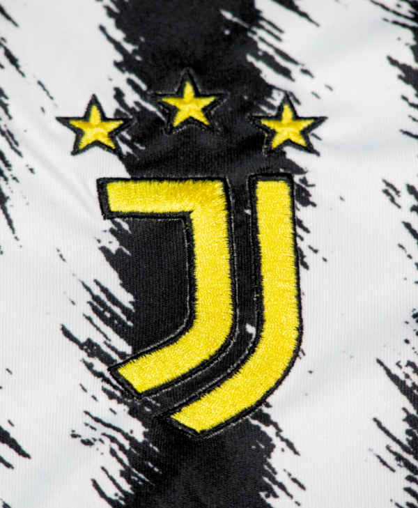 Imagen del escudo de la Juventus en la camiseta para la temporada 2023-2024.