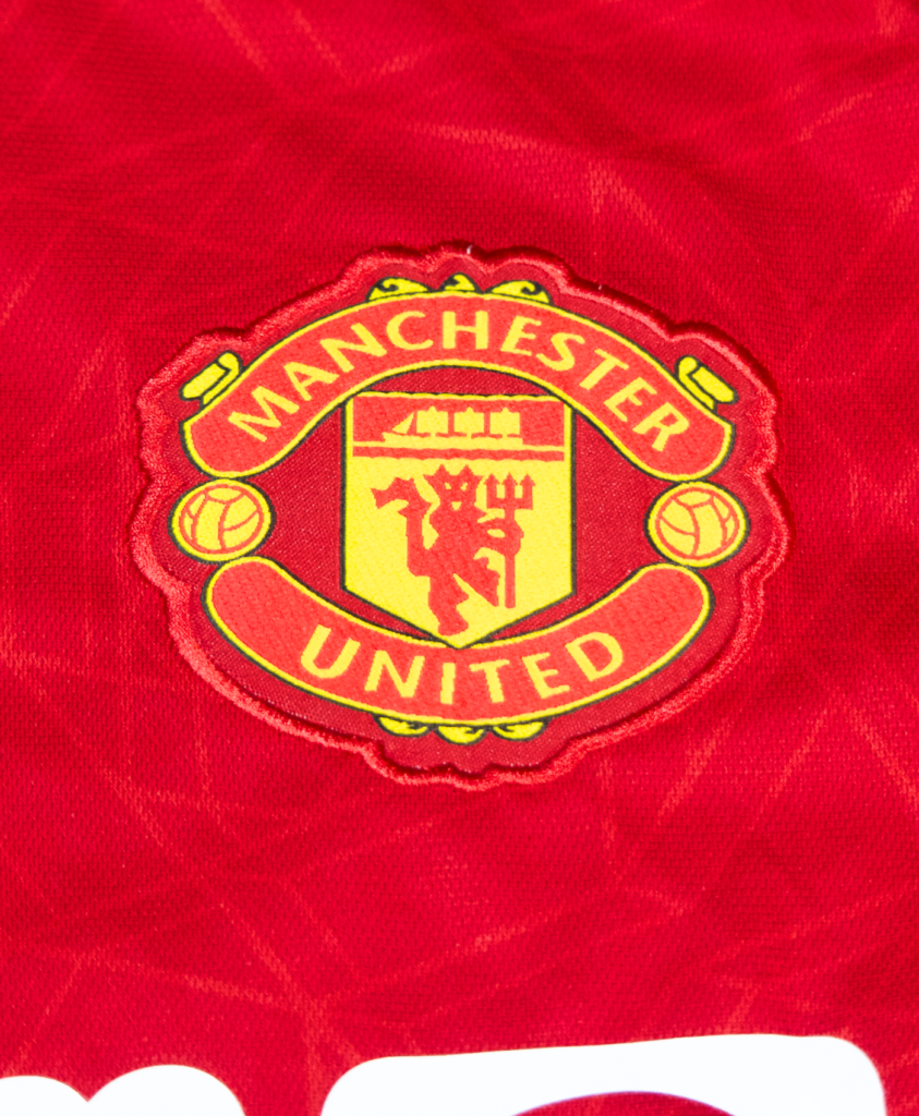 Imagen del detalle del escudo del Manchester United en la camiseta local para la temporada 2023-2024.