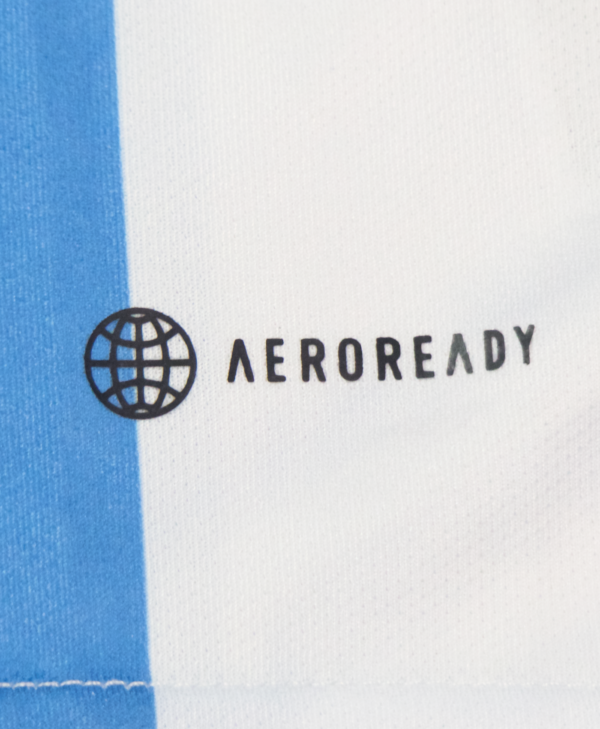 Imagen de un zoom en el detalle de AEROREADY en la camiseta local de la selección argentina para la temporada 2023-2024.