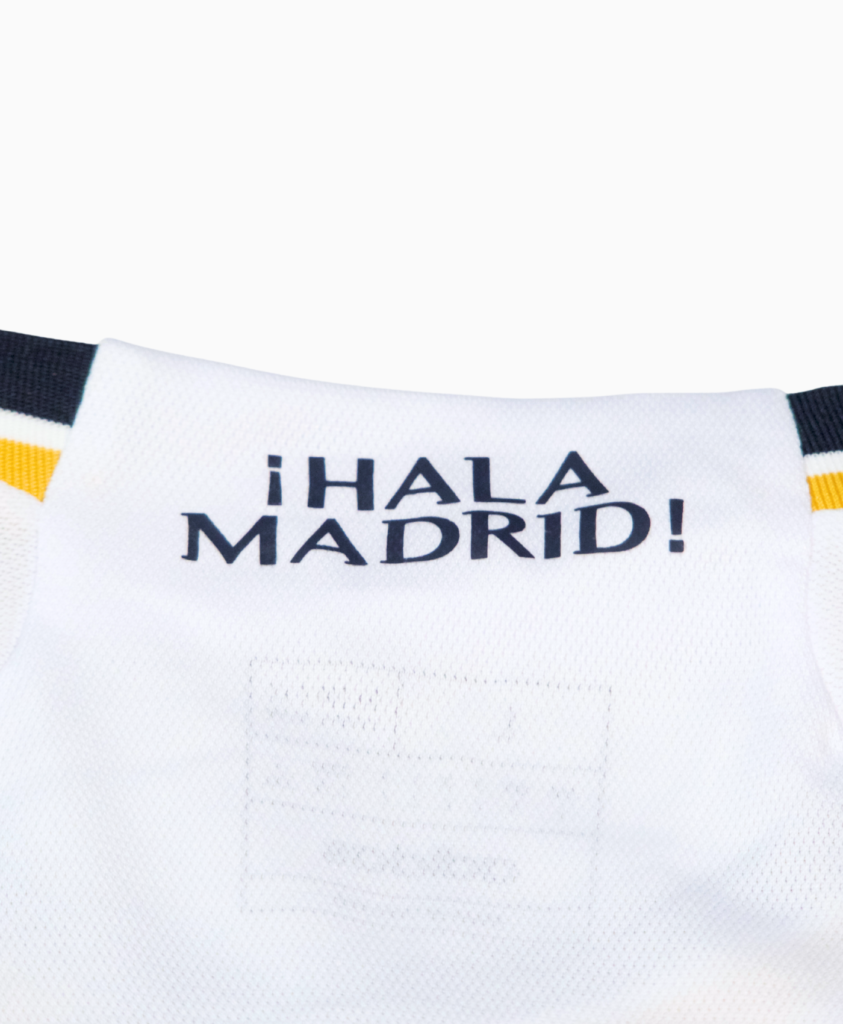 Imagen de un zoom en el detalle del cuello que dice "Hala Madrid" en la camiseta local del Real Madrid para la temporada 2023-2024.