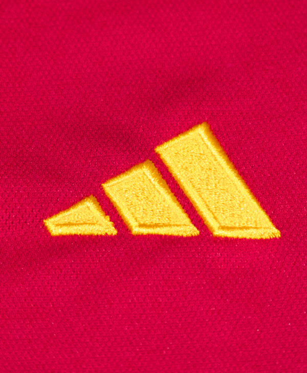 Imagen de un zoom en el icono de Adidas en la camiseta local de la Roma para la temporada 2023-2024.