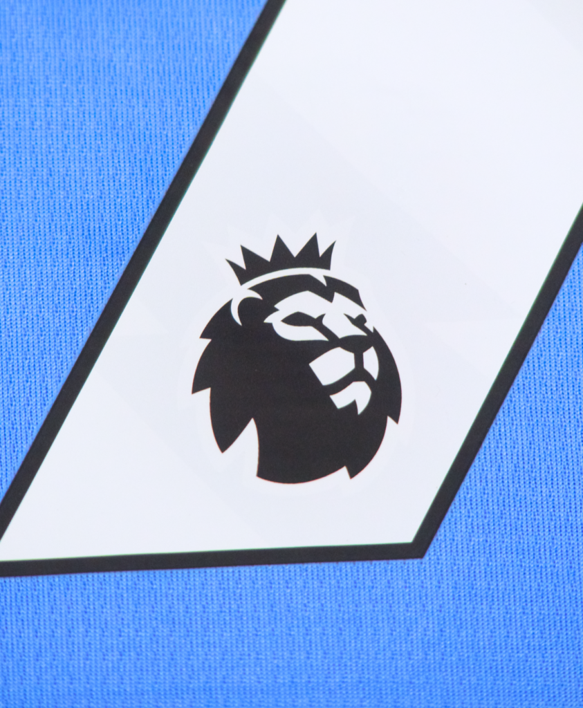 Imagen del icono de la Premier League en el número de la camiseta local del Manchester City para la temporada 2023-2024.