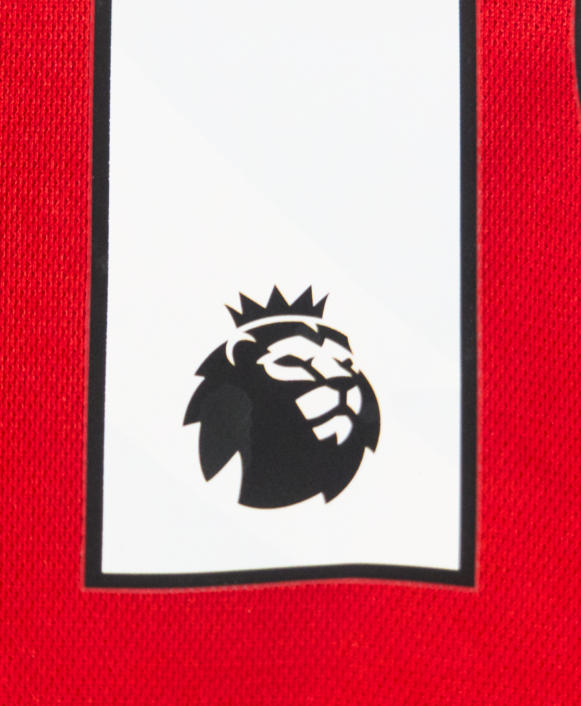 Imagen del detalle del icono de la Premier League en el número de la camiseta local del Manchester United para la temporada 2023-2024.