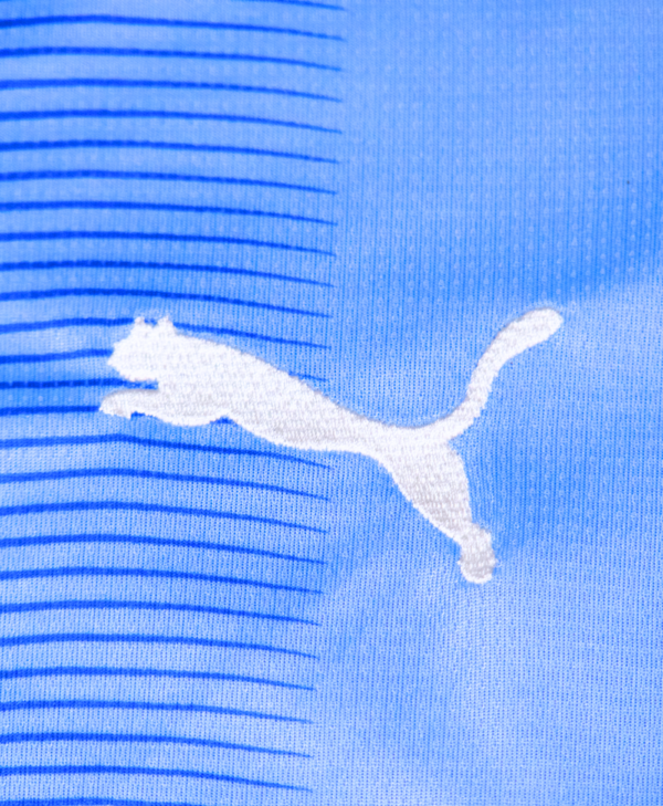 Imagen del icono de Puma en la camiseta local del Manchester City para la temporada 2023-2024.