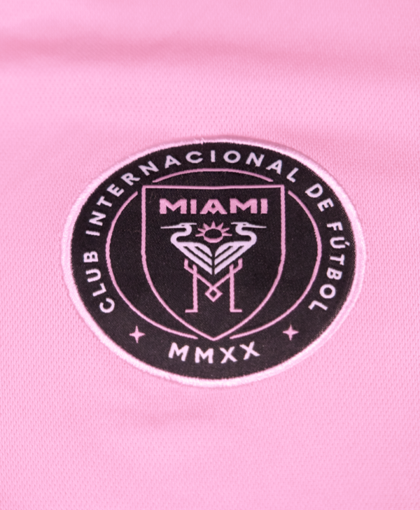 Imagen del detalle del escudo del Inter Miami de la temporada 2023-2024.