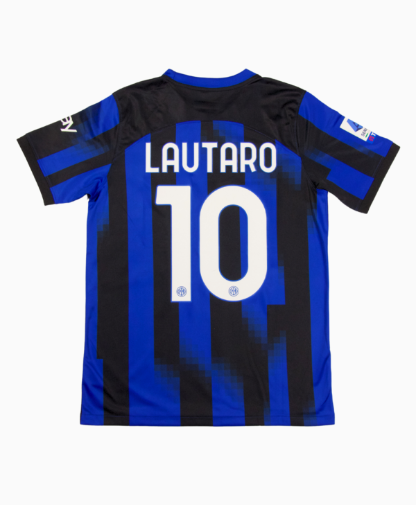 Imagen de la camiseta de local del Inter de Milán de la temporada 2023-2024, con el jugador Lautaro Martínez.