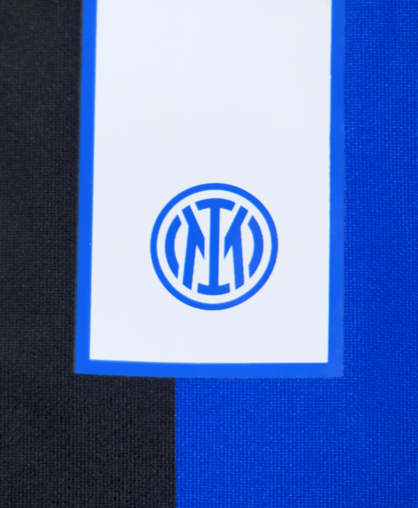 Imagen del detalle del escudo del Inter de Milán en el número de jugador de la camiseta de local del Inter de Milán de la temporada 2023-2024.