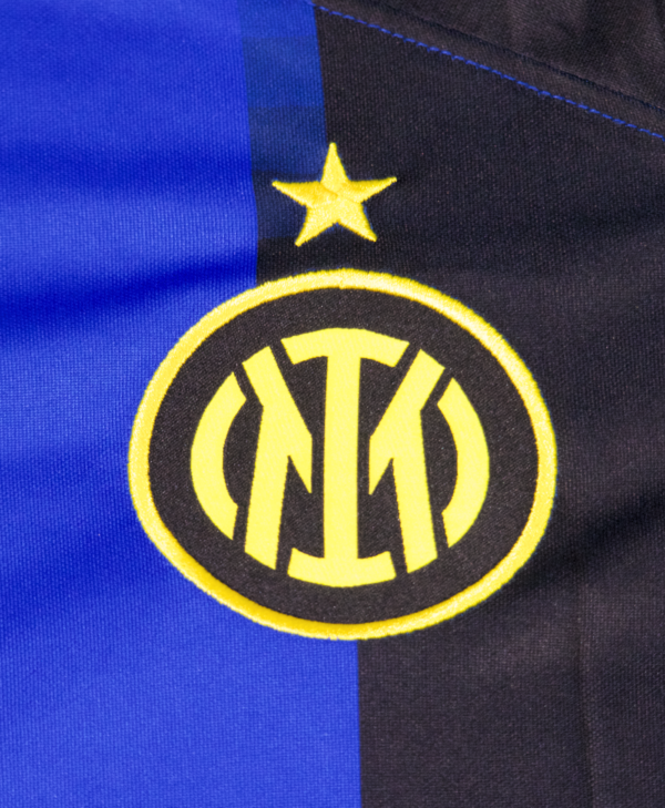 Imagen del detalle del escudo del Inter de Milán de la temporada 2023-2024.