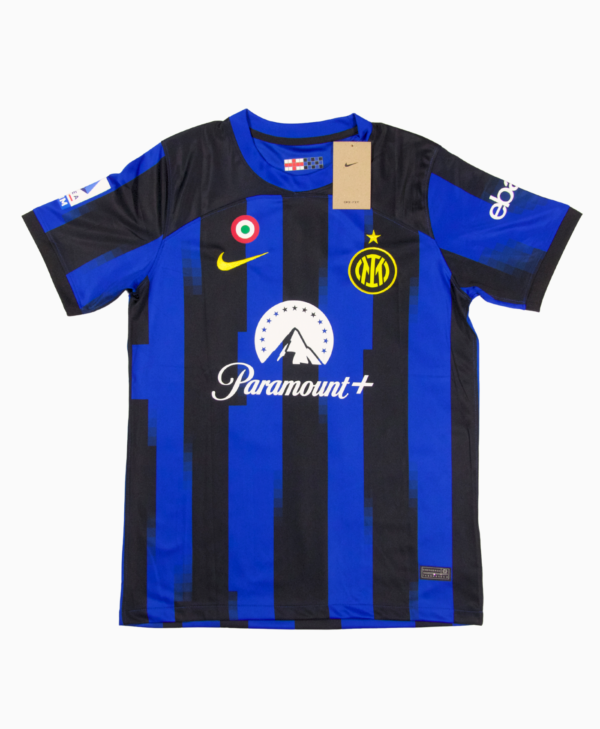 Imagen de la camiseta de local del Inter de Milán de la temporada 2023-2024.