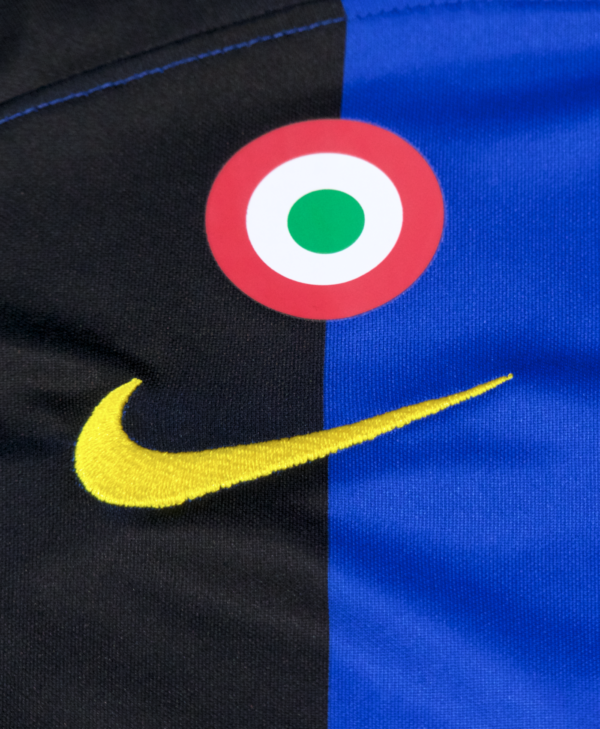 Imagen del detalle del logo de Nike en la camiseta de Inter de Milan de la temporada 2023-2024.