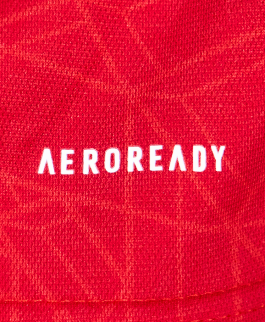 Imagen del detalle del texto AEROREADY en la camiseta local del Manchester United para la temporada 2023-2024.