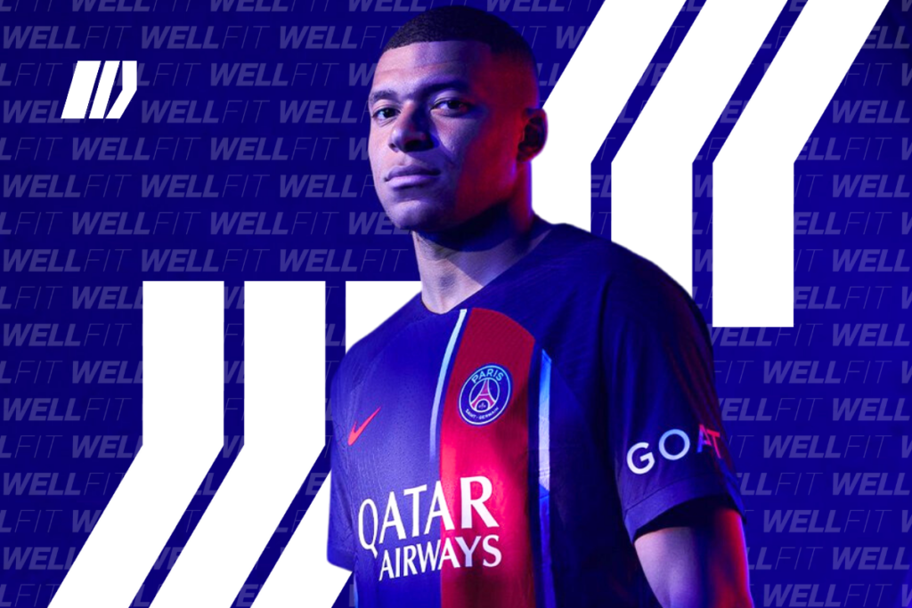 Kylian Mbappé corriendo en el campo con la camiseta de casa del PSG 2023-2024.
