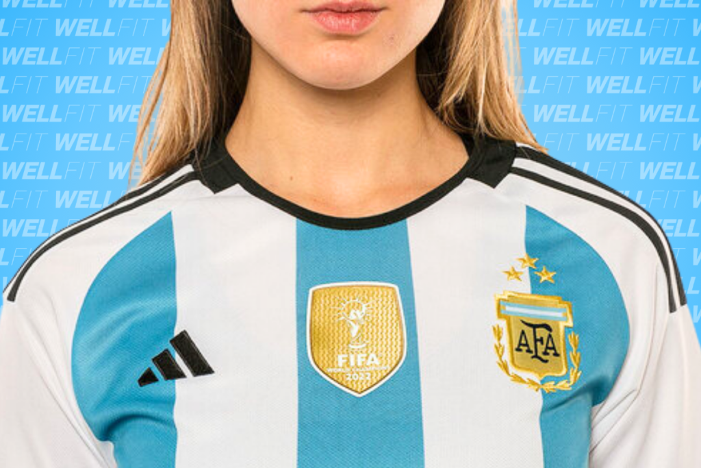 Una modelo mujer con la camiseta de fútbol de la selección argentina, temporada 2023/24.