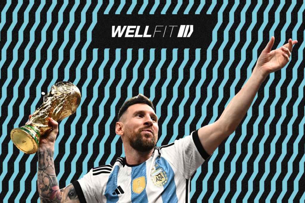 Lionel Messi levantando la Copa Mundial de la FIFA 2022 con la camiseta de la selección Argentina.