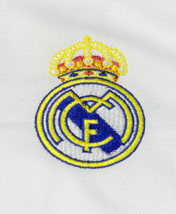 Escudo del Real Madrid Casa 23/24 Uniforme Niño