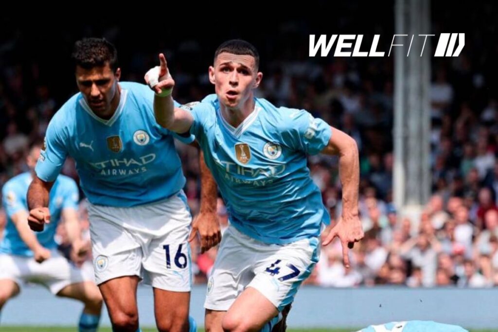 Camiseta oficial del Manchester City temporada 2023-2024, color celeste con detalles en blanco, exhibida en fondo blanco