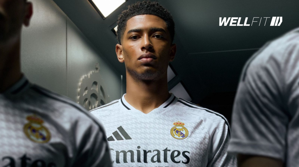 Camiseta oficial del Real Madrid temporada 2023-2024 exhibida en un maniquí, mostrando el icónico diseño blanco con detalles dorados