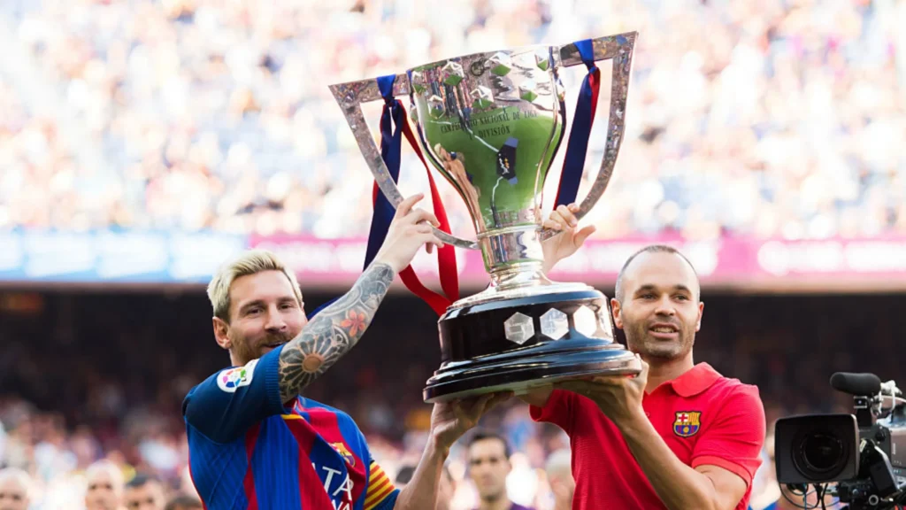 Messi y Iniesta Levantando la copa de la Liga